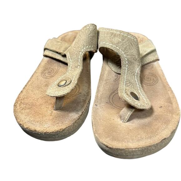 Taos Women's Lucy Thong Wedge Sandals Size 7-7.5 Brown Flower Embossed Suede - Picture 2 of 9